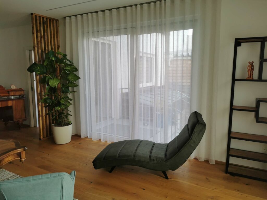 Bequeqmer Sessel vor einem Fenster in einem hellen Raum